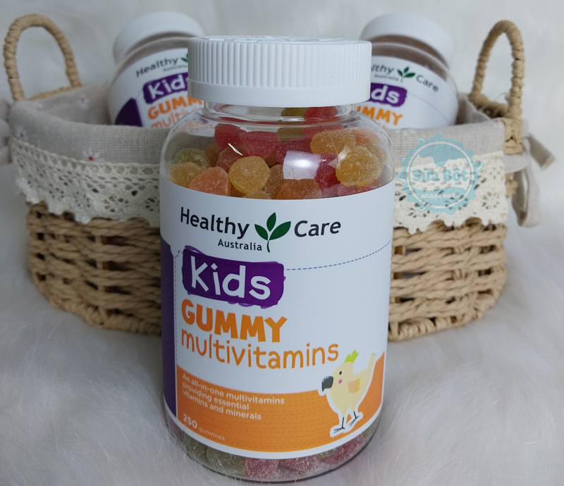 Kẹo dẻo Healthy Care Kids Gummy Multivitamins có vị chua ngọt, màu sắc rực rỡ, trẻ dễ tiếp thu