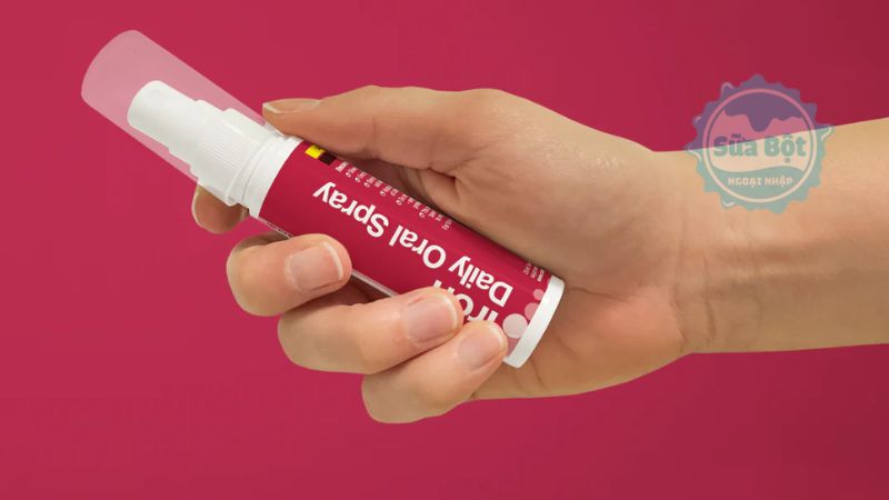Xịt 4 lần mỗi ngày vào khoang miệng của bé