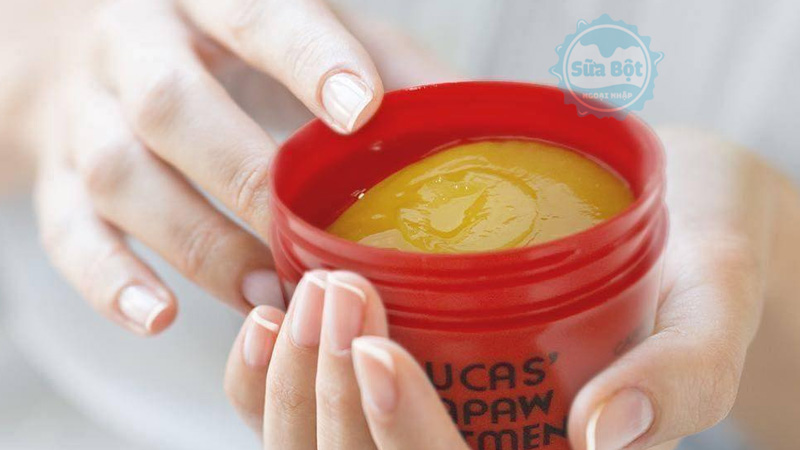 Kem đa năng Lucas Papaw Ointment thoa 1 lớp kem vừa đủ trên bề mặt da bị tổn thương