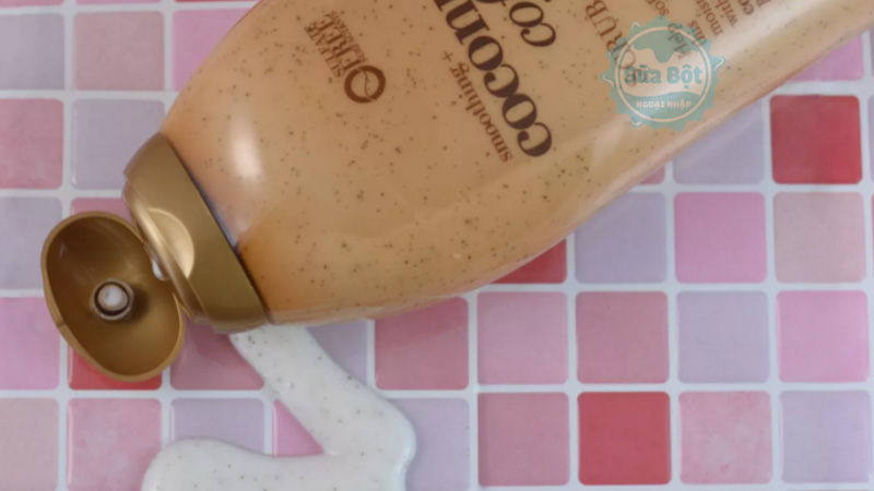 Sữa tắm OGX Scrub & Wash lấy một lượng vừa đủ dùng, massage trên da thật nhẹ nhàng