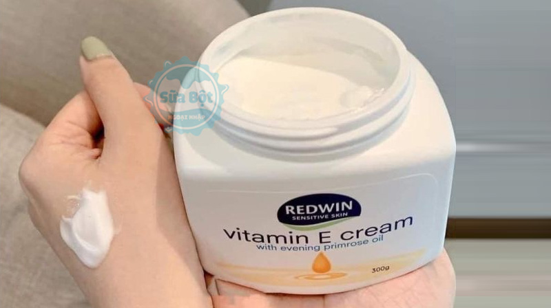 Kem dưỡng da Redwin Vitamin E Cream lấy 1 lượng vừa phải và thoa lên vùng da muốn chăm sóc