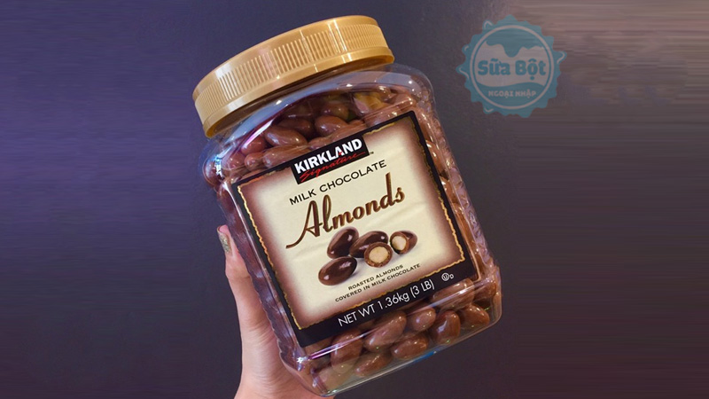Socola sữa hạnh nhân Kirkland Milk Chocolate Almonds xuất xứ từ Mỹ khối lượng lớn 1.36kg