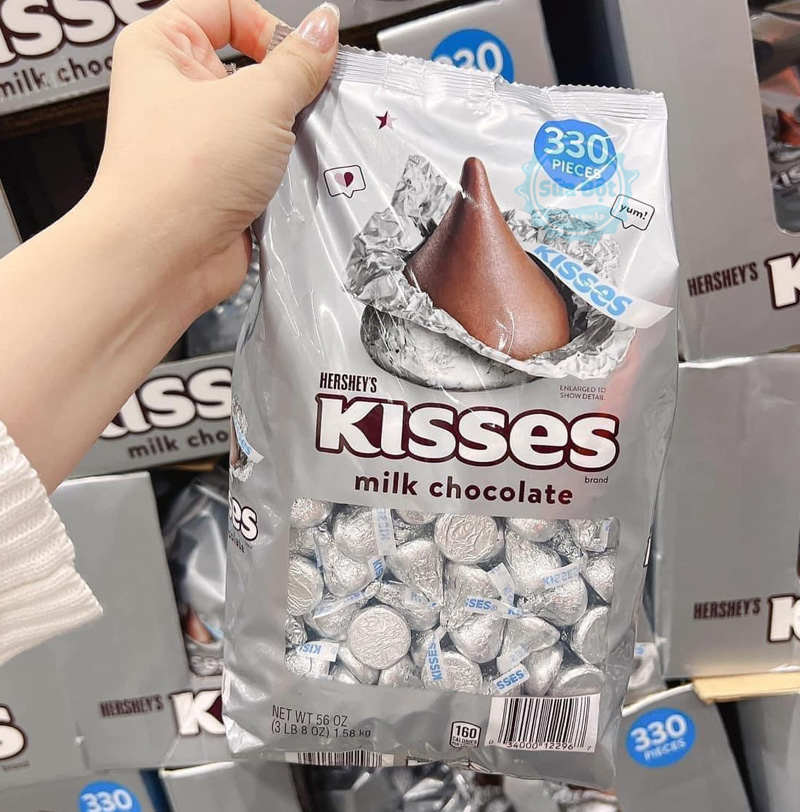 Socola Kisses Hershey’s Kisses Milk Chocolate túi 1.58kg với 330 viên socola hấp dẫn