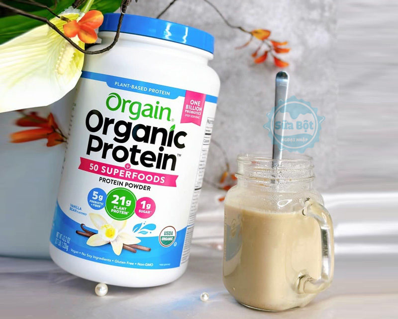 Bột protein hữu cơ Orgain Organic Protein & Superfoods pha 2 muỗng bột với 360ml nước 