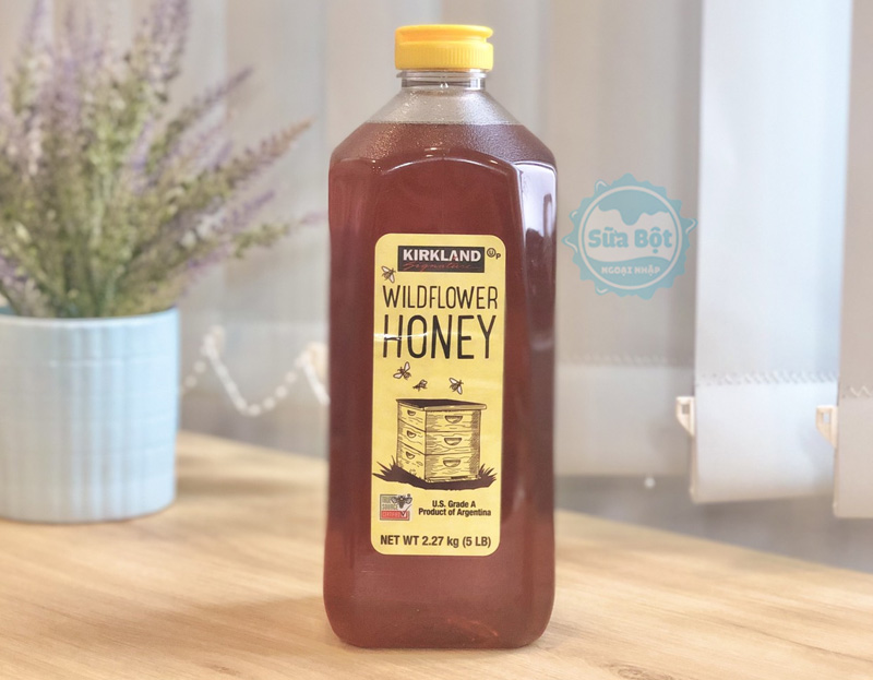 Mật ong Kirkland Signature Wildflower Honey có xuất xứ từ Mỹ, khối lượng 2.27kg