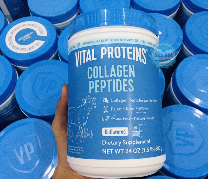 Pha 20g bột collagen Vital Proteins Collagen Peptides Unflavored với nước và khuấy đều trước khi dùng