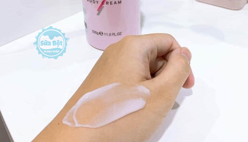 Kem dưỡng trắng da toàn thân Eaoron Crystal White Body Cream lấy 1 lượng kem vừa đủ và massage trên da nhẹ nhàng