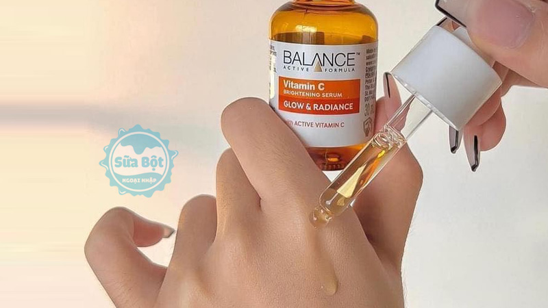 Serum Balance Active Formula Vitamin C Brightening lấy 3 - 4 giọt cho mỗi lần dùng