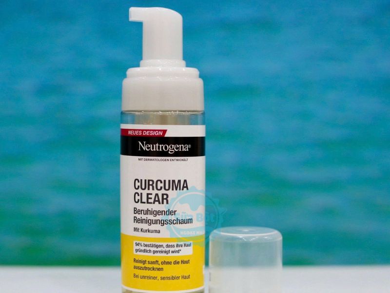 Sữa rửa mặt nghệ Neutrogena Calme Curcuma 150ml lấy lượng phù hợp tạo bọt và massage trên da mặt đã làm ướt