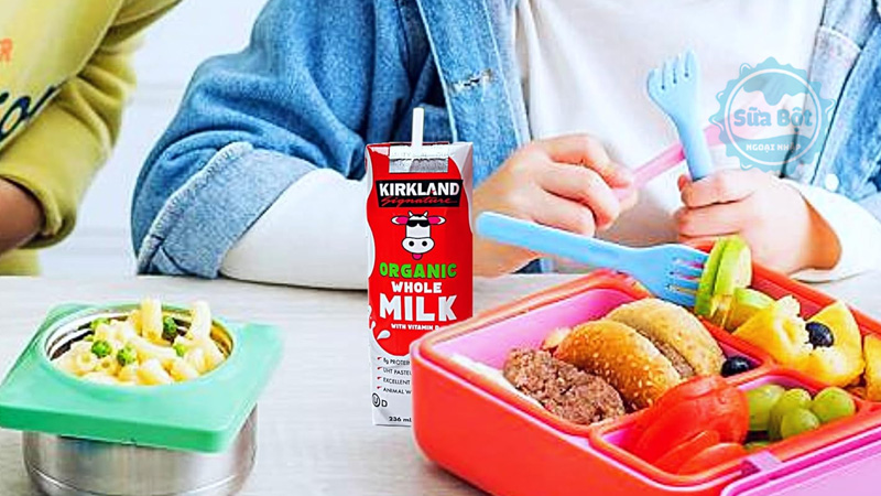 Sữa tươi nguyên kem Kirkland Organic Whole Milk With Vitamin D lắc đều và uống trực tiếp