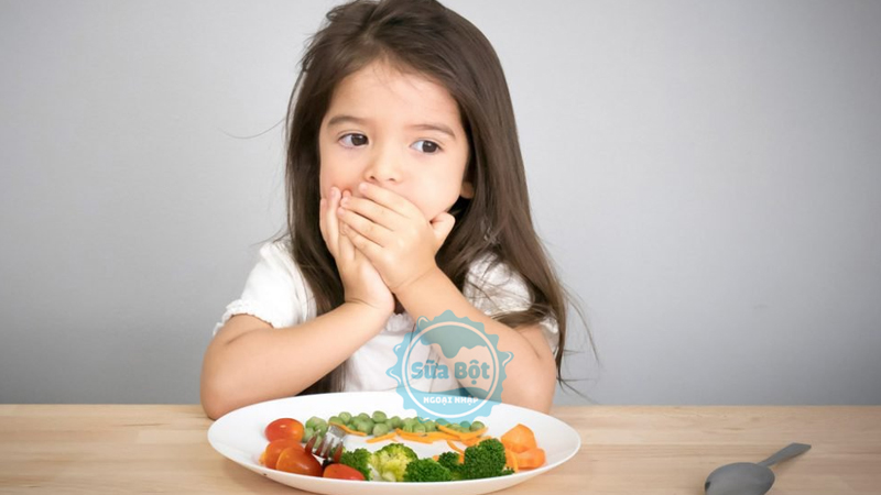 Trẻ biếng ăn có thể là do yếu tố sức khỏe, tâm lý, môi trường, thói quen của bố mẹ