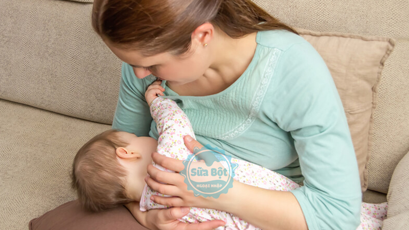 Nên cho bé bú đủ cữ mỗi ngày, cách khoảng 2 - 3 giờ mỗi lần