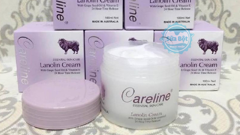 Kem Careline Lanolin Cream lấy 1 lượng vừa đủ thoa lên da 