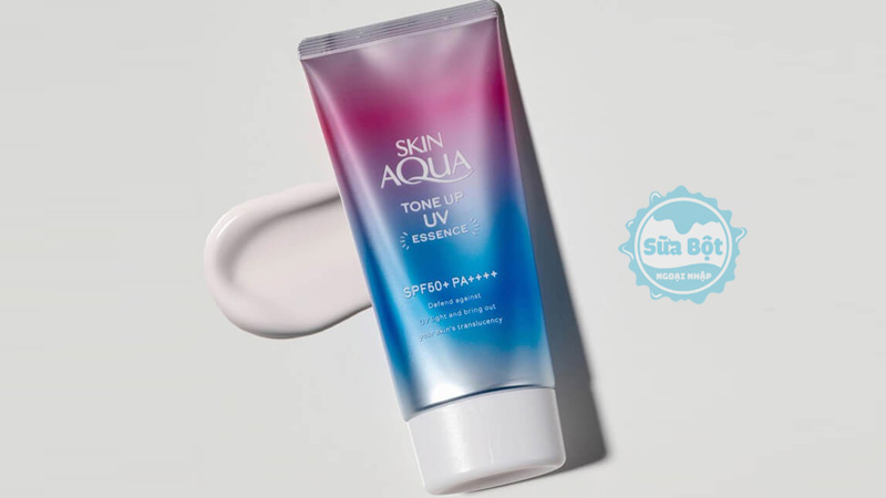 Kem chống nắng Skin Aqua có kết cấu lỏng nhẹ, thẩm thấu nhanh vào da