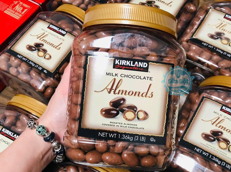 Kirkland Milk Chocolate Almonds có thể ăn trực tiếp hoặc trang trí cho các món bánh