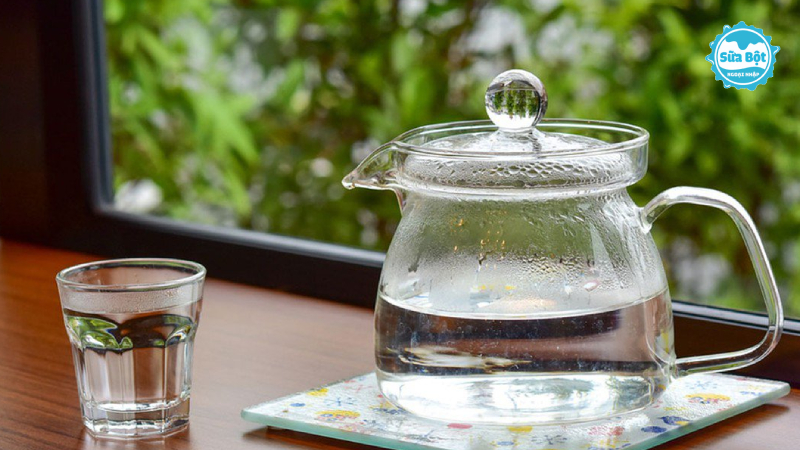 uống nước lọc ấm sẽ giúp cơ thể mẹ phục hồi nhanh và duy trì nguồn sữa dồi dào để cho con bú