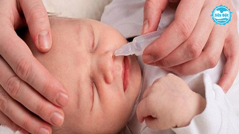 Vệ sinh mũi cho trẻ bằng nước muối sinh lý