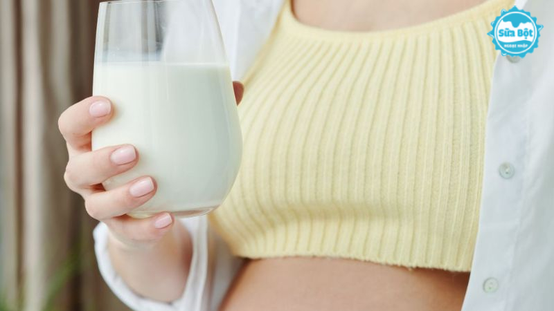 Mẹ có thể uống sữa bột của con được không?