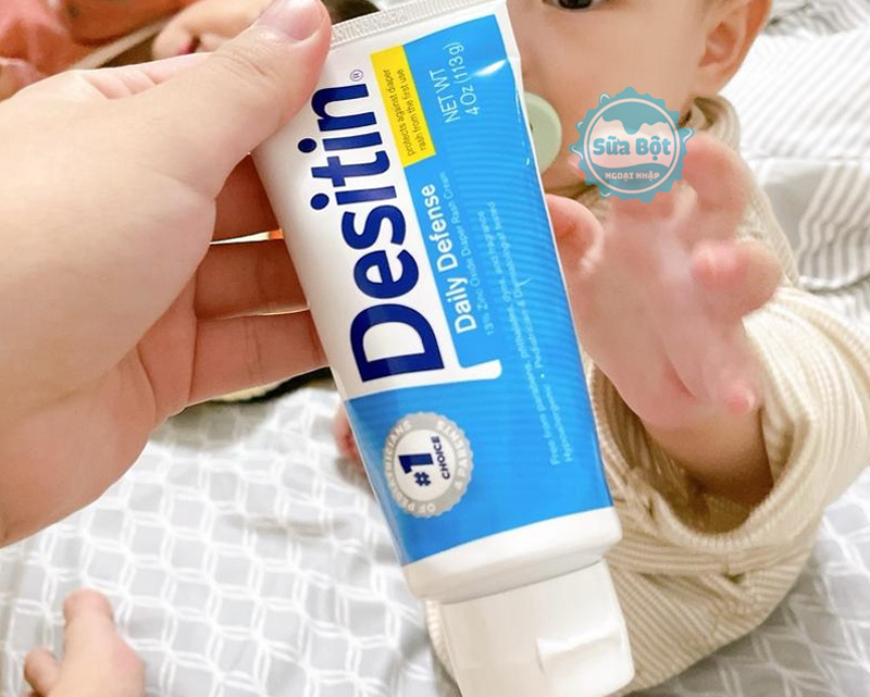 Kem chống hăm Desitin xanh thoa vào mỗi lần thay tã Kem chống hăm Desitin xanh thoa vào mỗi lần thay tã
