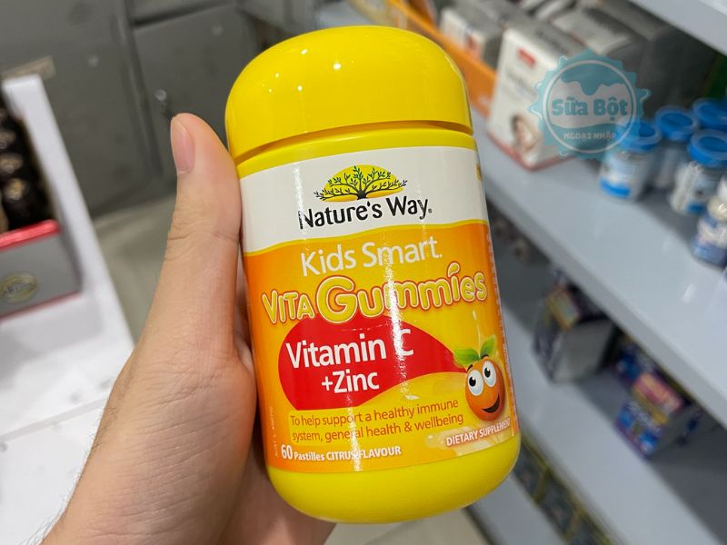 Kids Smart Vita Gummies Nature’s Way bổ sung Vitamin C + Zinc có dạng kẹo dẻo hương cam quýt thơm ngon Kids Smart Vita Gummies Nature’s Way bổ sung Vitamin C + Zinc có dạng kẹo dẻo hương cam quýt thơm ngon