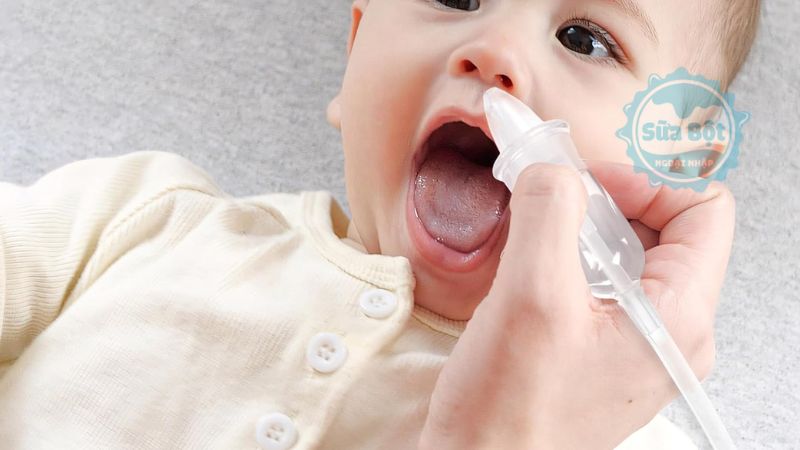 Dùng dụng cụ hút mũi cho bé giúp hỗ trợ bố mẹ loại bỏ dịch nhầy trong mũi bé dễ dàng hơn Dùng dụng cụ hút mũi cho bé giúp hỗ trợ bố mẹ loại bỏ dịch nhầy trong mũi bé dễ dàng hơn