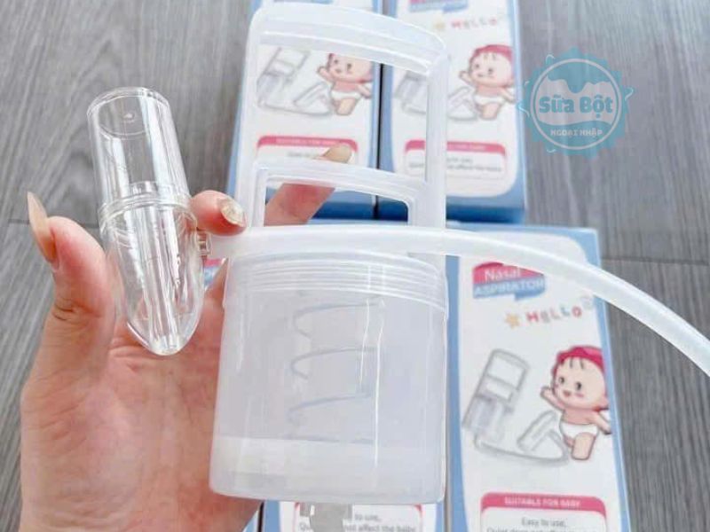 Dụng cụ hút mũi Nasal Aspirator Hello giúp hút chất nhầy mà không lo làm tổn thương đến niêm mạc mũi bé Dụng cụ hút mũi Nasal Aspirator Hello thiết kế giúp làm sạch, thoáng cho mũi bé tiện lợi