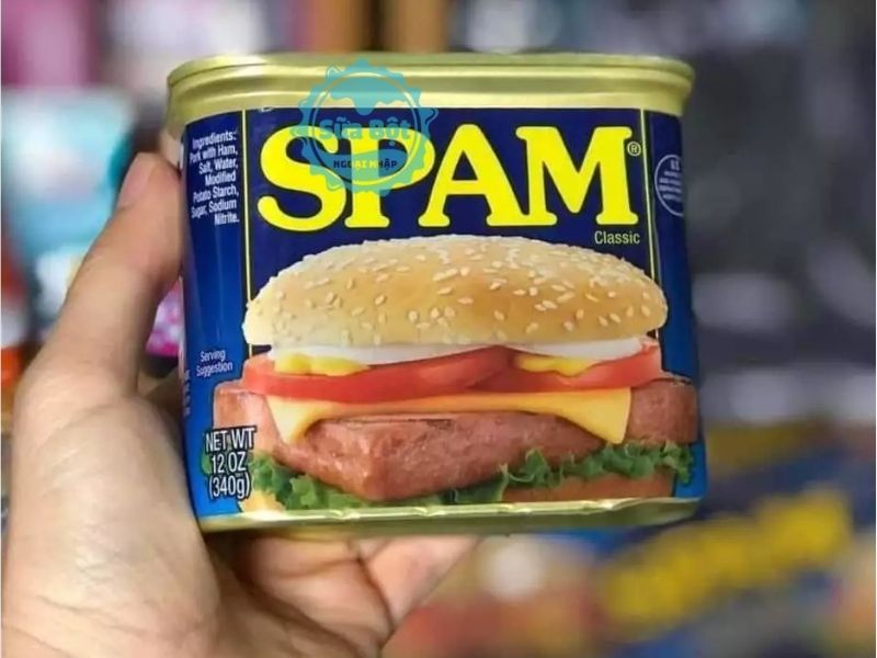 Thịt hộp Spam Classic hộp 340g được làm từ thịt lợn nấu chín hoàn toàn cùng giăm bông