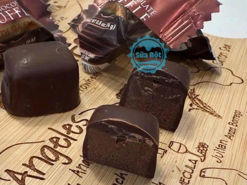 Socola đen muối biển Copper Kettle Dark Chocolate Truffles With Sea Salt mở bao bì và dùng trực tiếp