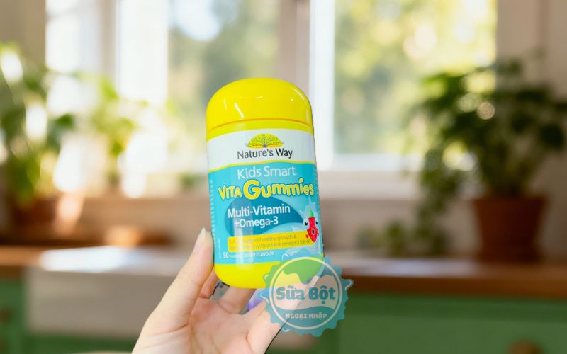 Nature’s Way Kids Smart Vita Gummies Multi-Vitamin + Omega-3 cung cấp vitamin, khoáng chất và cả DHA, EPA