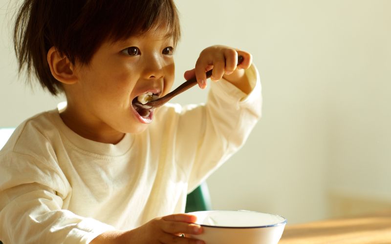 Dùng vitamin tổng hợp của Úc cho trẻ em với chế độ ăn uống khoa học để bé phát triển tốt hơn